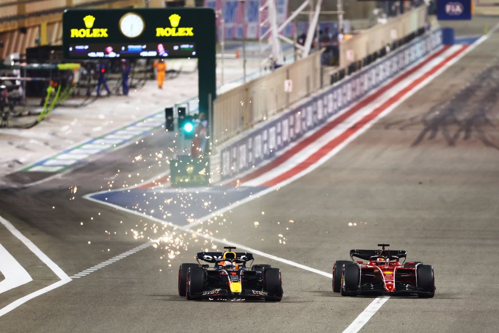 Max Verstappen e Charles Leclerc disputam a ponta no GP do Bahrein &mdash; Foto: Mark Thompson/Getty Images
