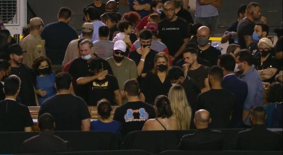 Familiares e amigos choraram durante fechamento do caixão de Marília Mendonça. — Foto: Reprodução/TV Globo