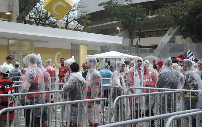 Chuva mantém clima tranquilo e faz festa de ambulantes no Maracanã