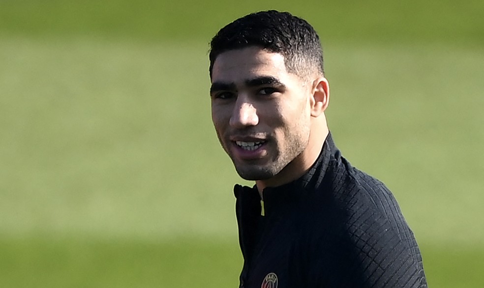 Achraf Hakimi em treino do PSG nesta sexta-feira — Foto: AFP