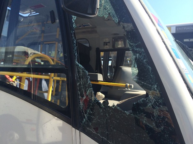 Janela de ônibus da Viação Jabour foi quebrada na garagem da empresa (Foto: Daniel Silveira/G1)