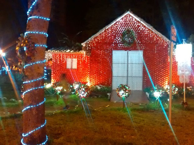 Em Santa Cruz do Rio Pardo, casa do Papai Noel foi feita com garrafas pet (Foto: Anderson Correa Gomes/ TEM Você )