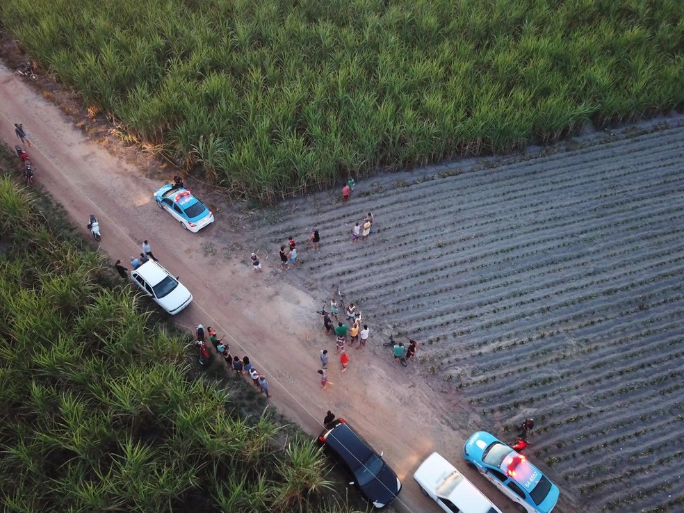 O corpo estava ao lado do carro da vÃ­tima em SÃ£o Francisco de Itabapoana â Foto: DivulgaÃ§Ã£o/Janilson ManhÃ£es