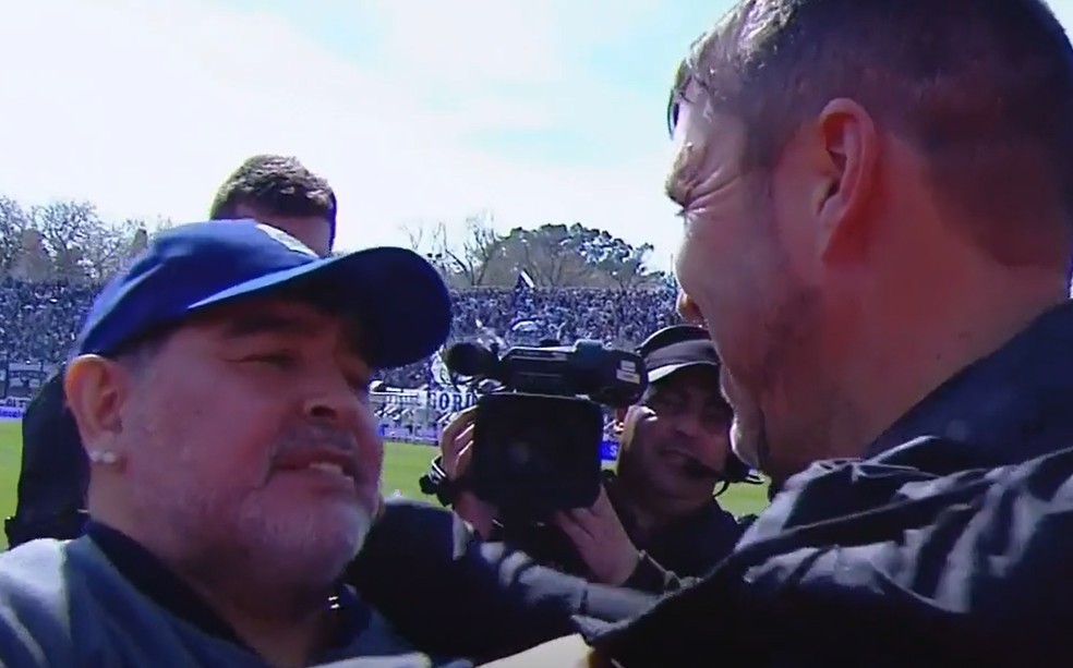 Maradona e Chacho Coudet em Gimnasia x Racing em 2019 — Foto: Reprodução