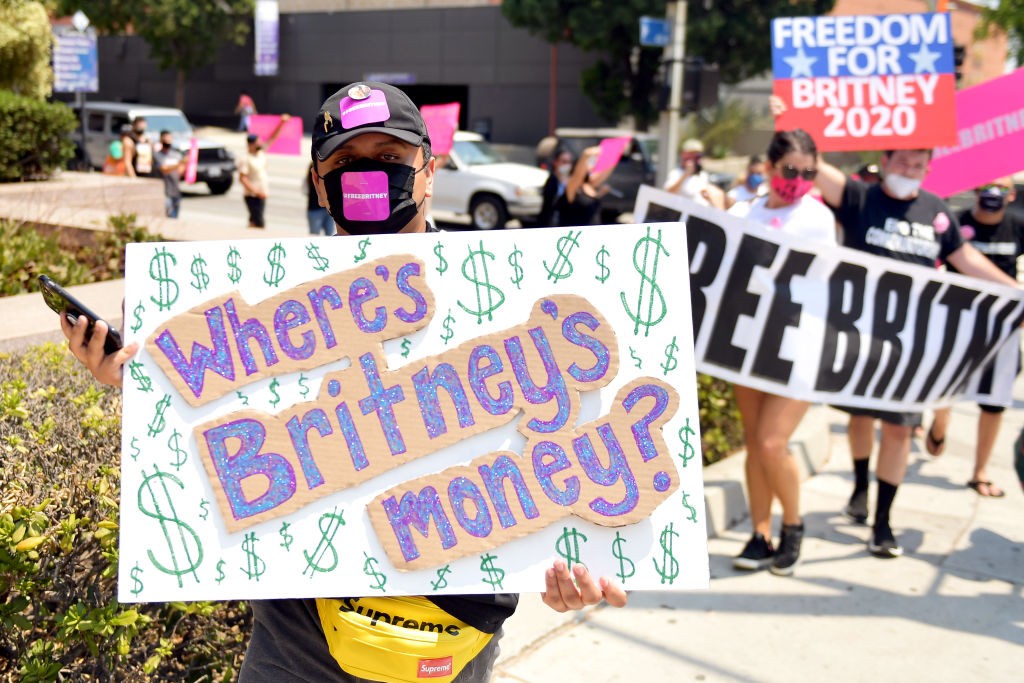 Fãs protestam em Los Angeles pedindo o fim da tutela de Britney Spears que já dura 12 anos (Foto: Getty Images)