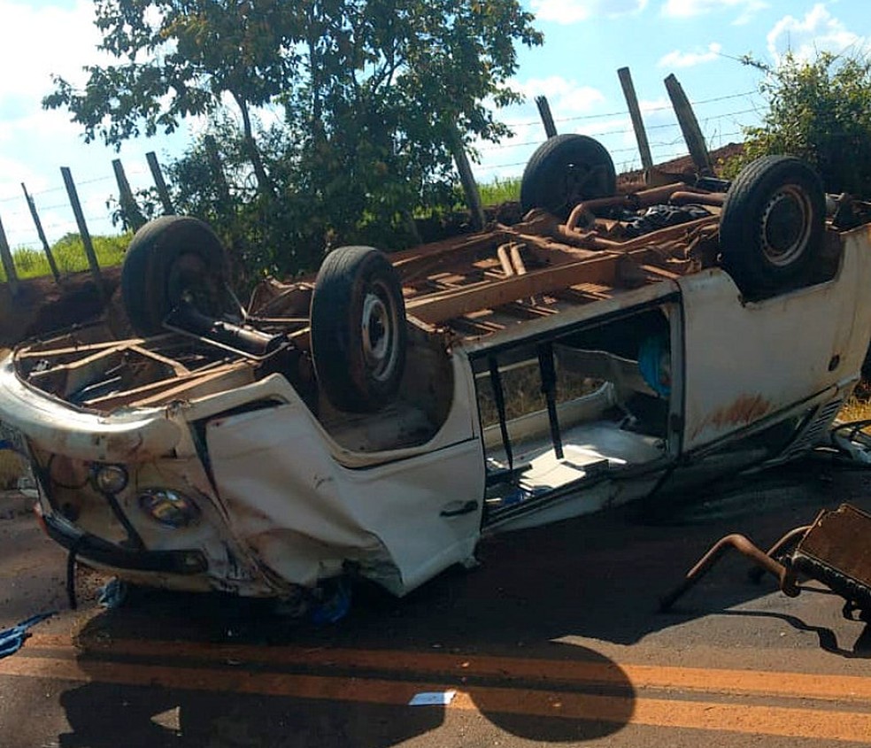 Mulher fica ferida após capotagem em Araras (SP) — Foto: Guarda Civil Municipal/Divulgação