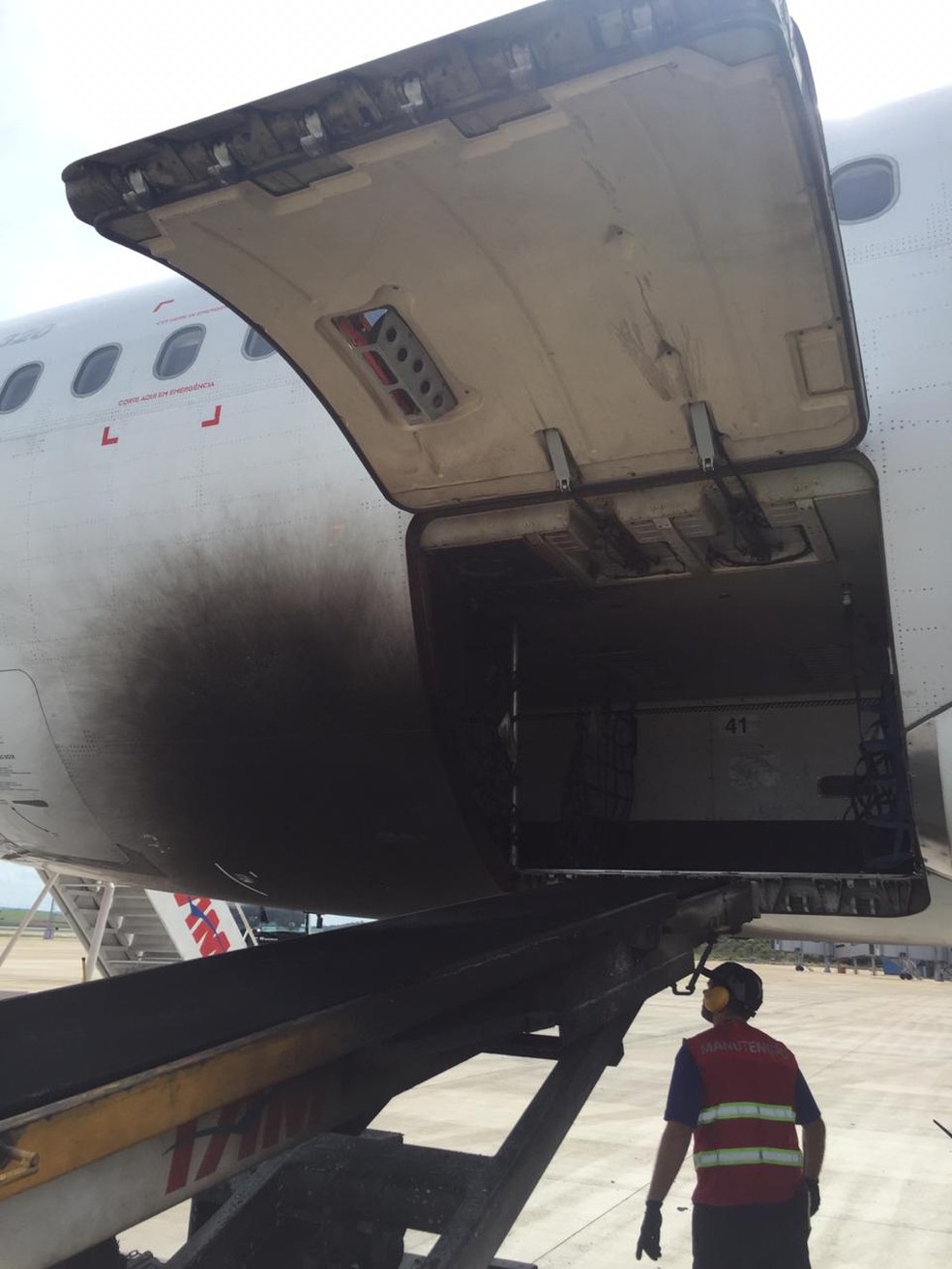 Aeronave da Latam teve pintura danificada por chamas em courier. — Foto: Reprodução/Redes sociais 