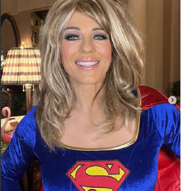 A atriz Elizabeth Hurley em seu ensaio como Supergirl (Foto: Instagram)