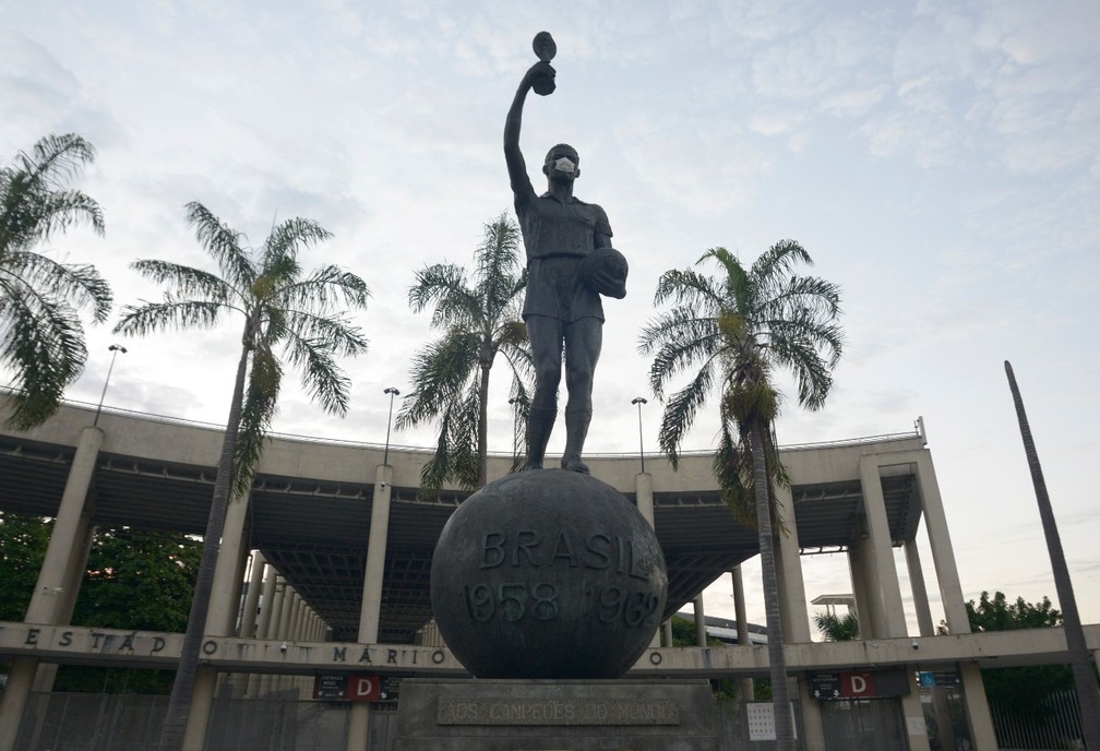 Estátua do capitão Bellini, na entrada do Estádio do Maracanã, amanheceu com máscara em ação da Prefeitura do Rio — Foto: Divulgação/ Prefeitura do Rio
