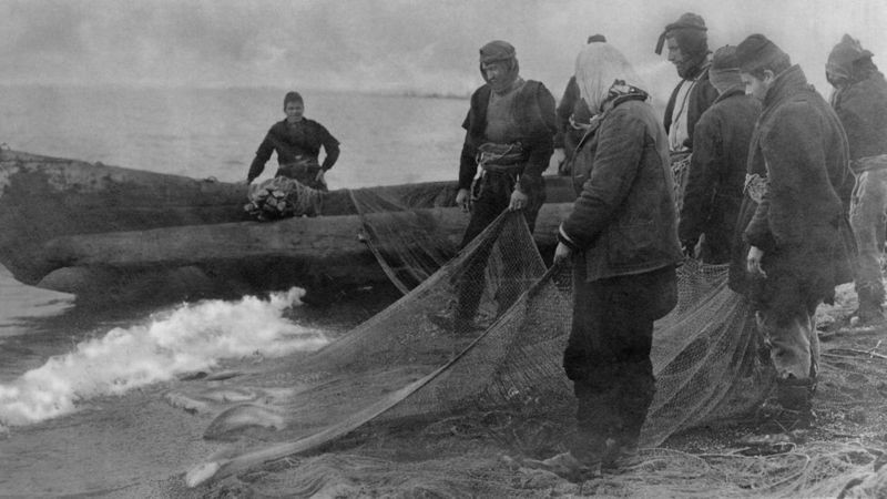 Através do passado turbulento do lago, os peixes forneceram uma tábua de salvação para a população local (Foto: Getty Images via BBC)