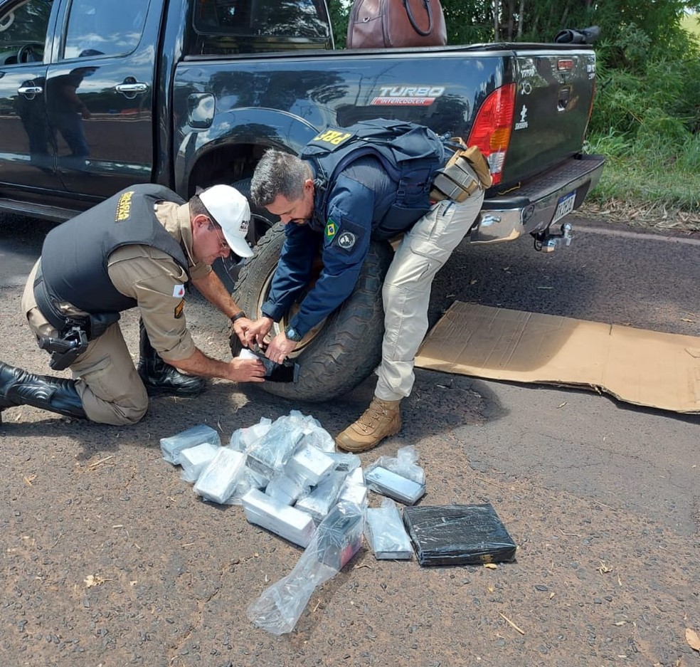 Os militares encontraram  os eletrônicos escondidos nas portas e no estepe dos veículos durante abordagem em Uberlândia — Foto: Polícia Militar Rodoviária