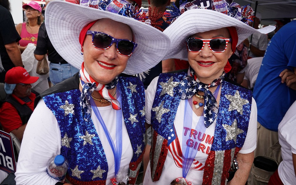 As gêmeas Laureen Vartanian e Maureen Bailey posam para foto ao chegarem ao Amway Center, em Orlando, para o discurso de lançamento da campanha de reeleição de Donald Trump, na terça-feira (18) — Foto: Reuters/Carlo Allegri