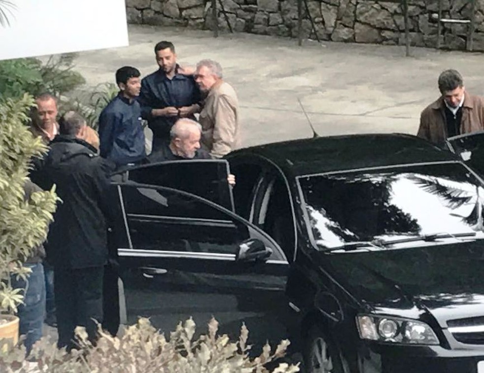 Lula esteve no velório de Augusto Campos em Santos, no litoral de SP (Foto: José Claudio Pimentel/G1)