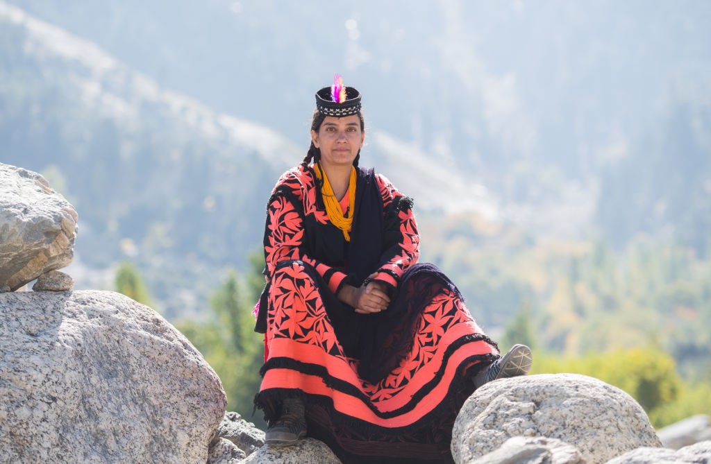 CHITRAL, PAKISTAN - OCTOBER 16: Locals are seen at a settlement of the Kalash people ahead of the visit by Prince William, Duke of Cambridge and Catherine, Duchess of Cambridge on October 16, 2019 in Chitral, Pakistan. Their Royal Highnesses The Duke and  (Foto: Samir Hussein/WireImage)