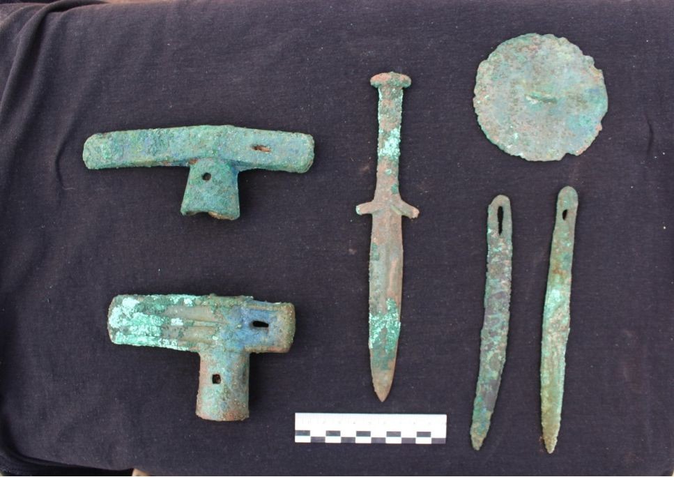 Parte dos objetos encontrados na cova da provável família (Foto: Universidade Estadual de Novosibirsk)