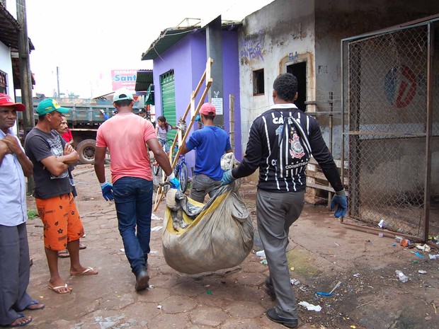 Funcionários levaram lixo e entulhos para os caminhões da Prefeitura de Araguaína (Foto: Leila Mel/Divulgação)