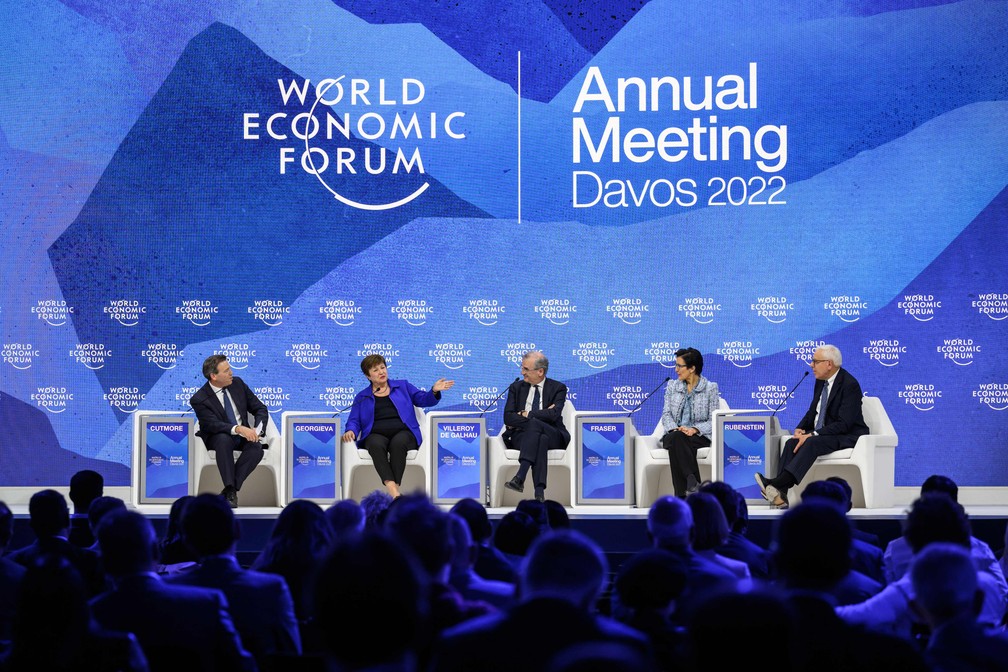 Cautela: Kristalina Georgieva (segunda a partir da esquerda), do FMI, admite que uma recessão não está fora do radar — Foto: AFP