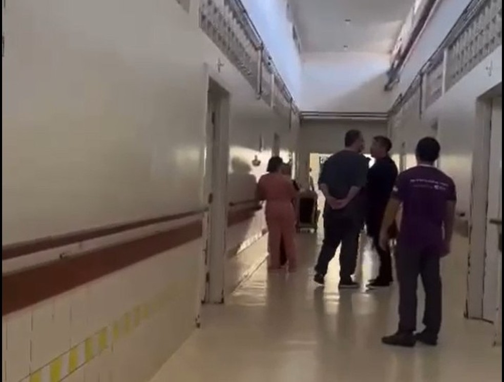 Vídeo mostra momento em que médicos brigam na Fundhacre — Foto: Reprodução