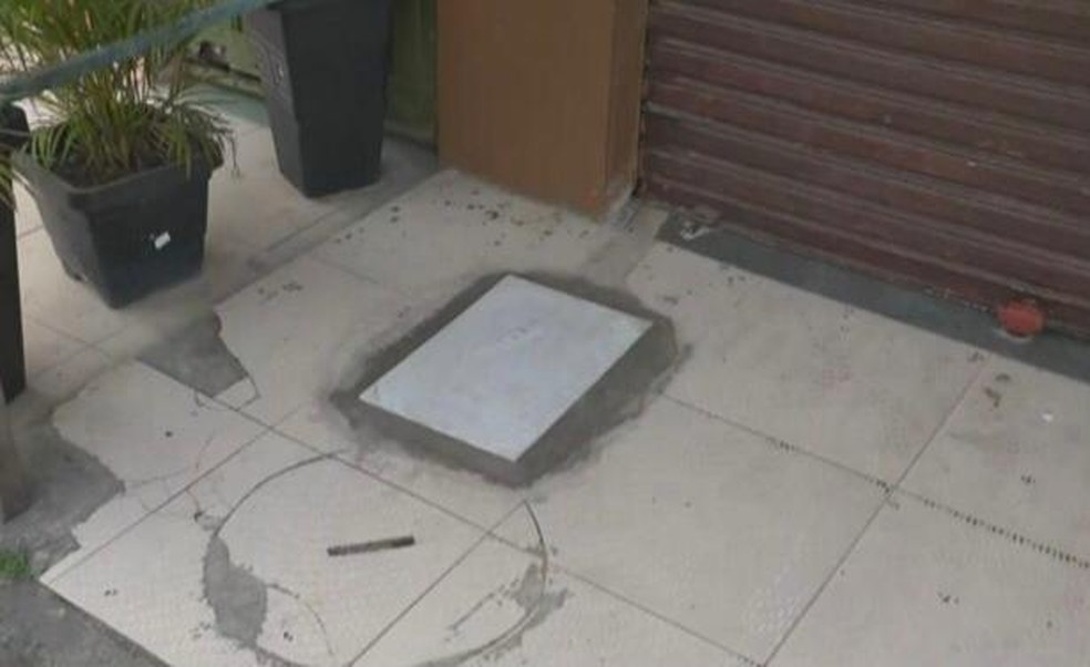 Vaso sanitário foi retirado de calçada — Foto: Reprodução/TV Bahia 