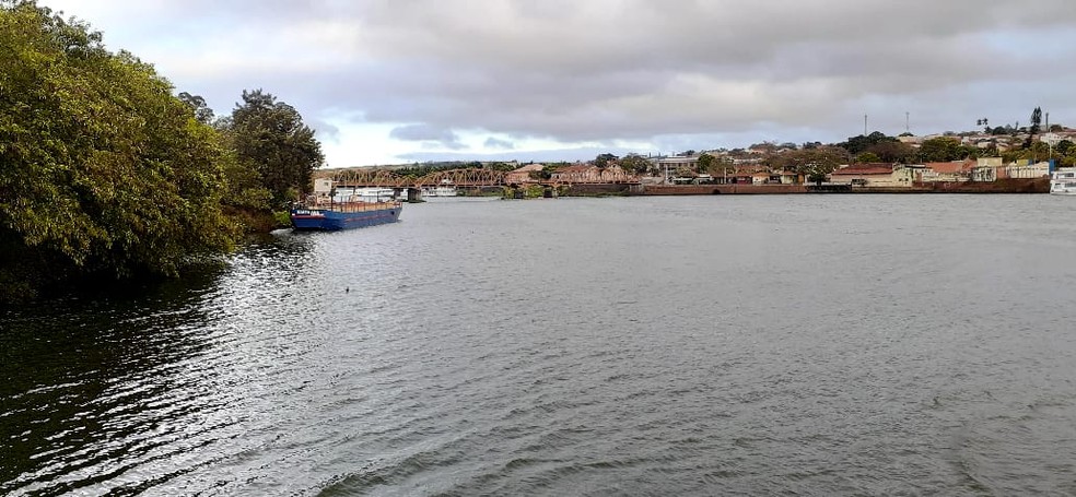 No interior de SP, Tietê é fonte de renda para pescadores e também para o turismo — Foto: Marco Previdello / TV TEM