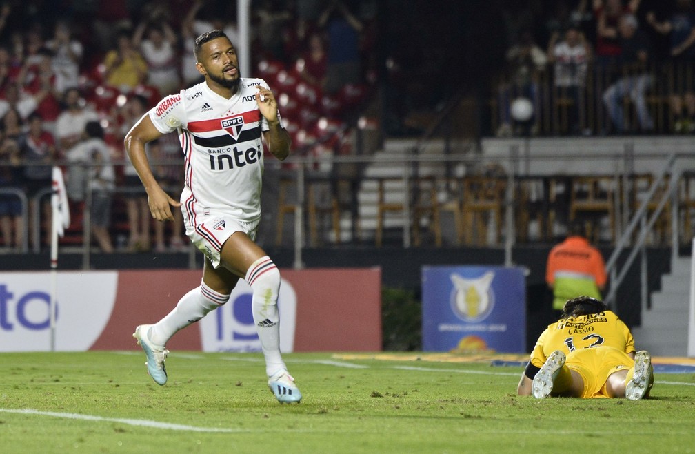 Reinaldo comemora gol do São Paulo contra o Corinthians — Foto: Marcos Ribolli