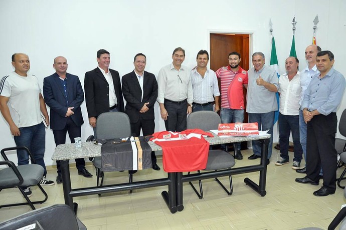 Reunião entre presidentes de clubes da Série A estadual e o prefeito Alcides Bernal (Foto: Divulgação/Comercial-MS)
