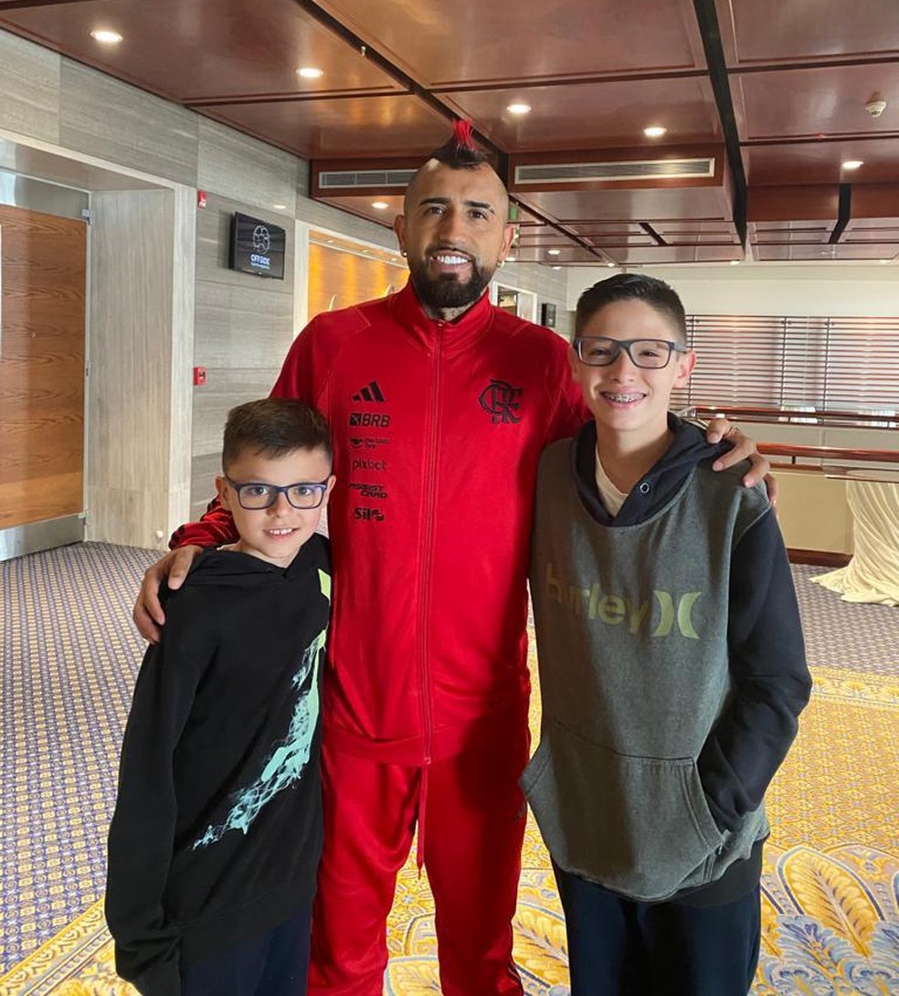 Pedro, Vidal, e Jo&atilde;o no hotel do Flamengo em Quito &mdash; Foto: Reprodu&ccedil;&atilde;o / Arquivo pessoal