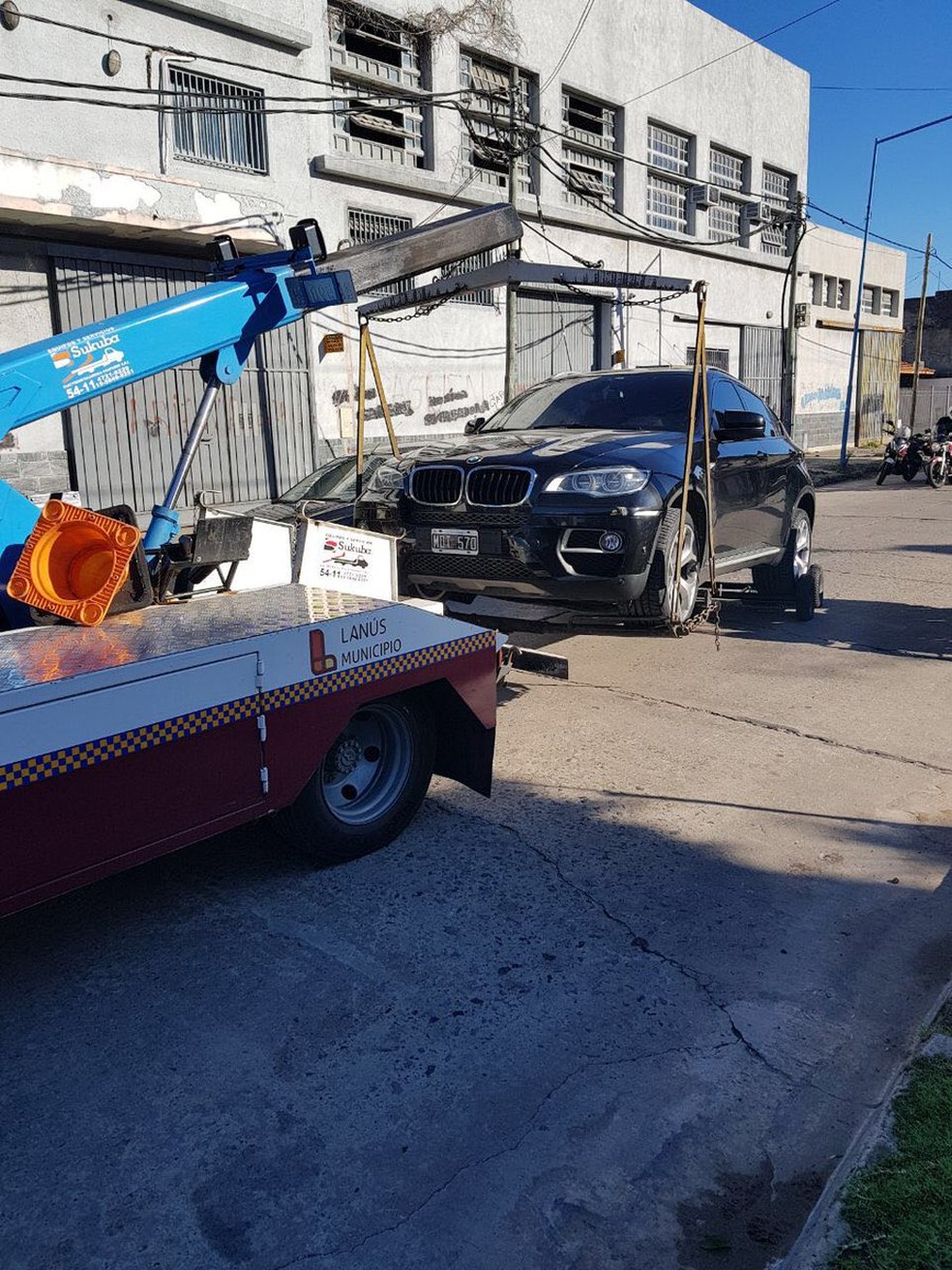 Carro do atacante, ex-SÃ£o Paulo e Boca, foi rebocado (Foto: ReproduÃ§Ã£o / Infobae)