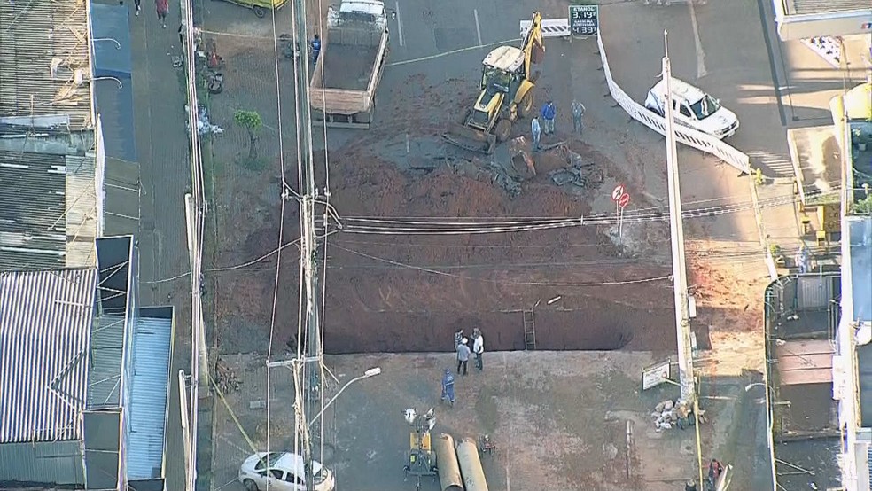 Buraco se abriu na Avenida Comercial Sul de Taguatingua, próximo ao Alameda Shopping — Foto: TV Globo/Reprodução