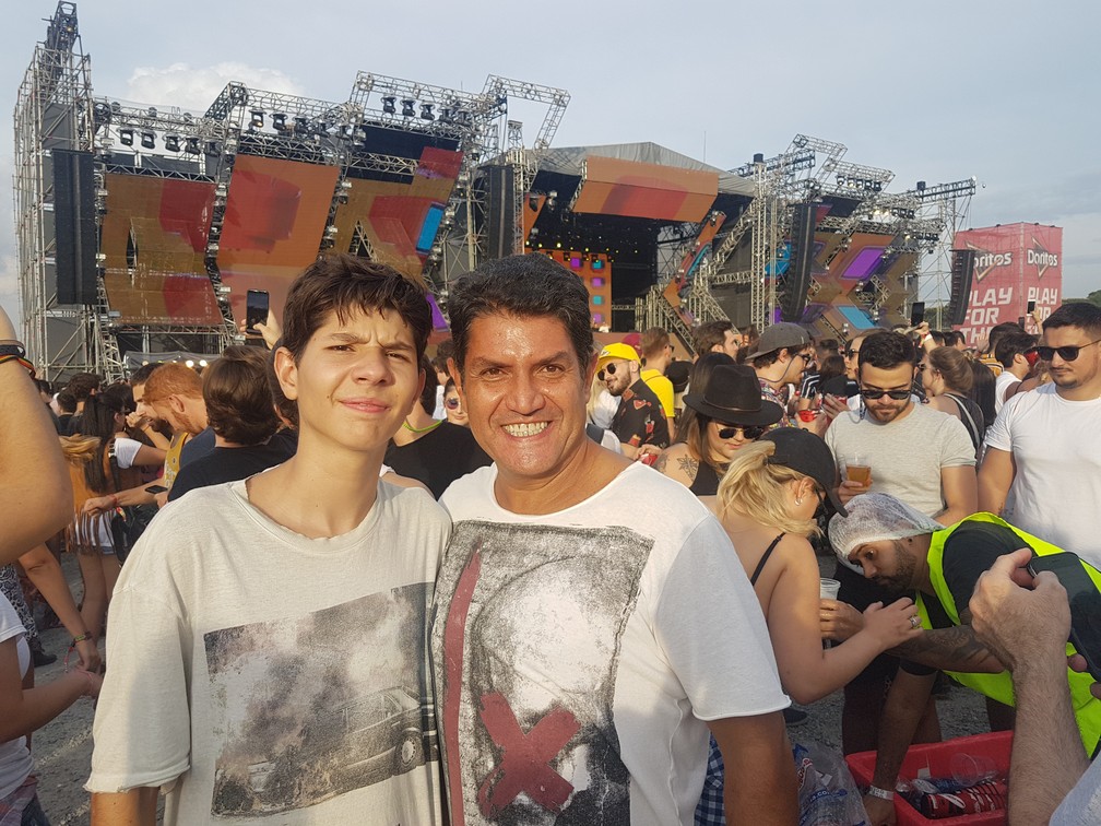 Arthur e Marco Freitas foram juntos, mas tinham turmas separadas no Lollapalooza — Foto: Gabriela Sarmento/G1