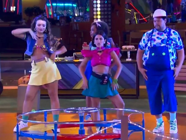 Rafa Kalimann, Thema Assis, Manu Gavassi e Babu santana dançam hit de Dua Lipa (Foto: TV Globo)