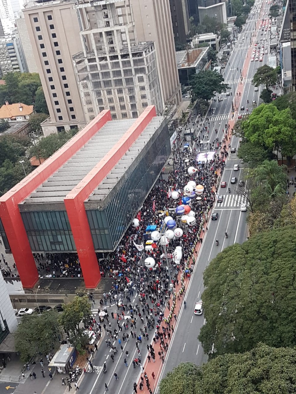SÃO PAULO, 16h17 - Manifestantes interditam faixas da Avenida Paulista em frente ao Masp — Foto: Reprodução/TV Globo