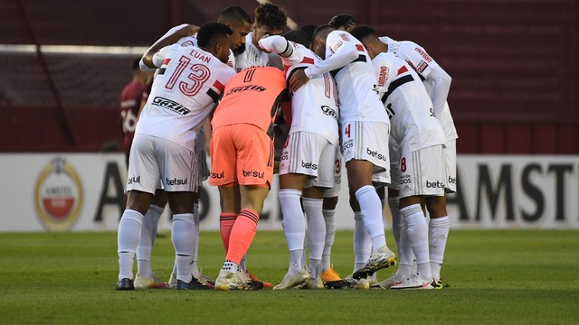 Jogadores do São Paulo reunidos antes de a bola rolar