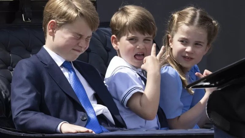 Príncipe George, príncipe Louis e princesa Charlotte no desfile de carruagens no Trooping the Color durante o Jubileu de Platina da Rainha Elizabeth 2º (Foto: PA Media via BBC News)