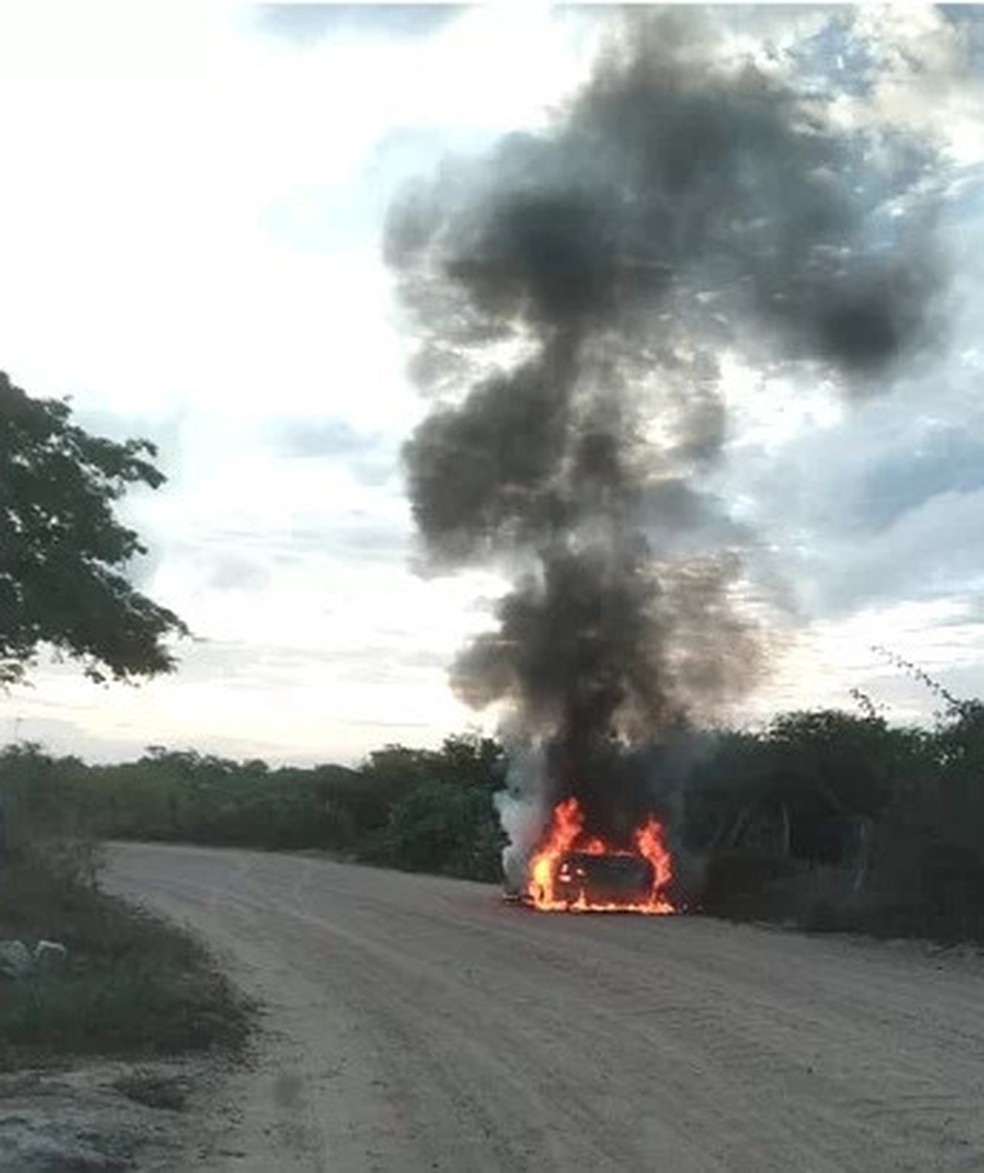 Carro foi encontrado em chamas em Lajedo — Foto: Reprodução/WhatsApp
