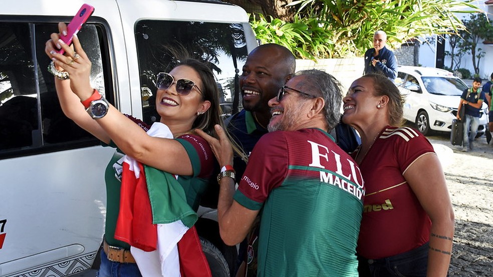 Marcão é tietado por torcedores do Fluminense em partida em Maceió em 2019 — Foto: Mailson Santana / FFC