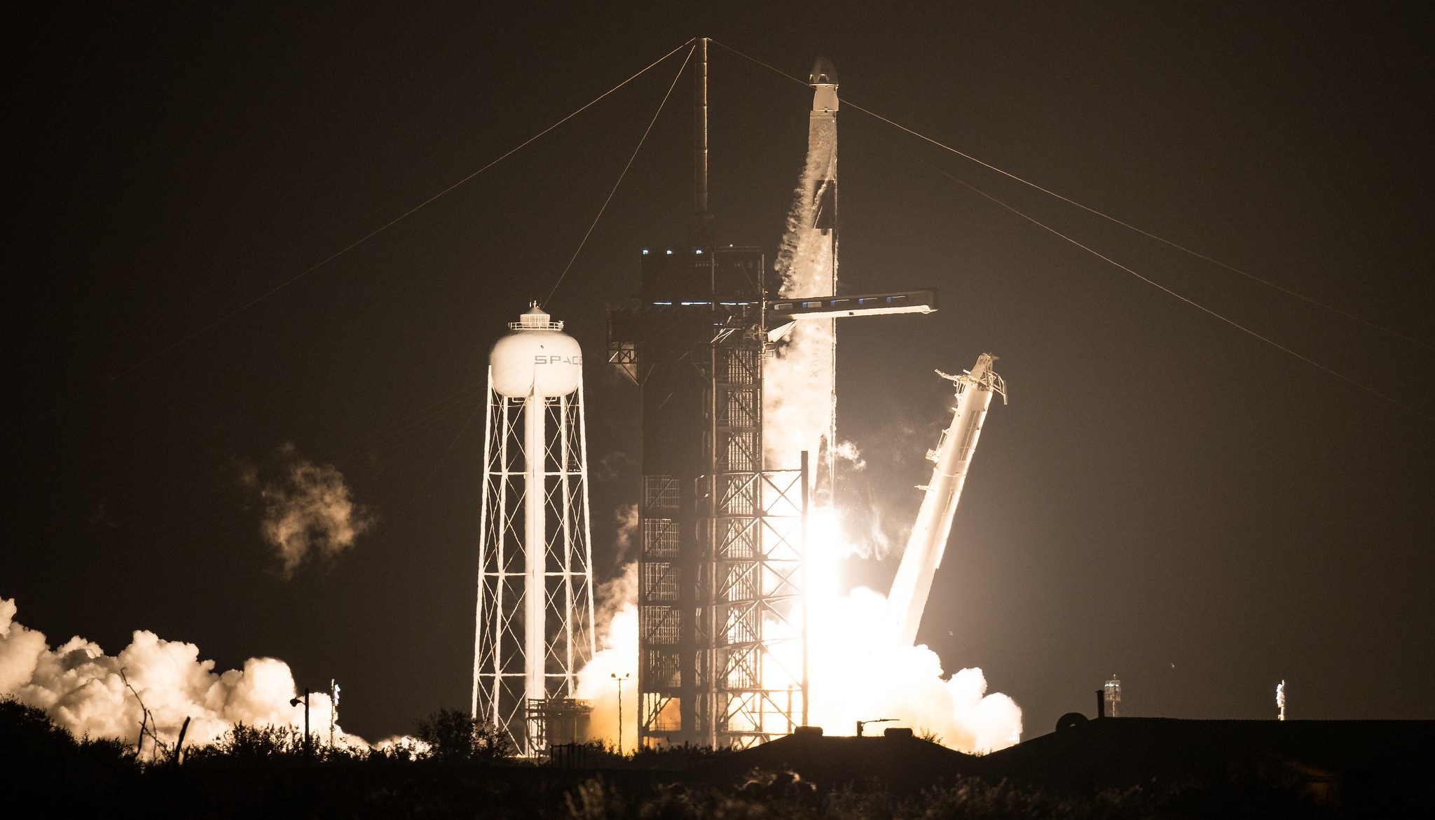 Lançamento da Crew-1 pelo foguete Falcon 9, da SpaceX, neste domingo (15) (Foto: NASA/Joel Kowsky)