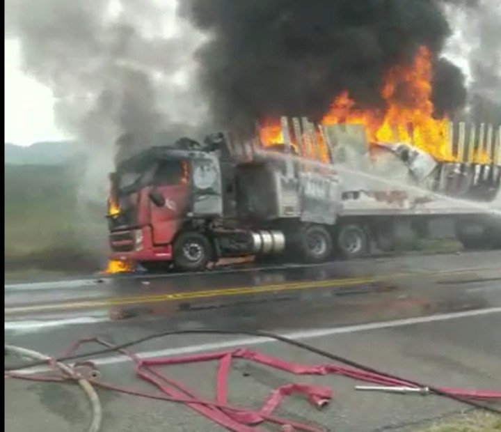 Caminhão que transportava pneus fica destruído após pegar fogo na BR-116; chamas foram debeladas pelos bombeiros