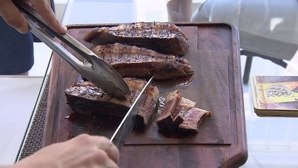 Churrasco ficou (bem) mais caro com a alta nos preços das carnes — Foto: Reprodução/TV Globo