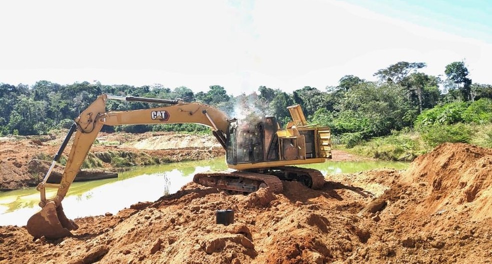 Maquinários utilizados em garimpo ilegal foram inutilizados — Foto: PF/Divulgação