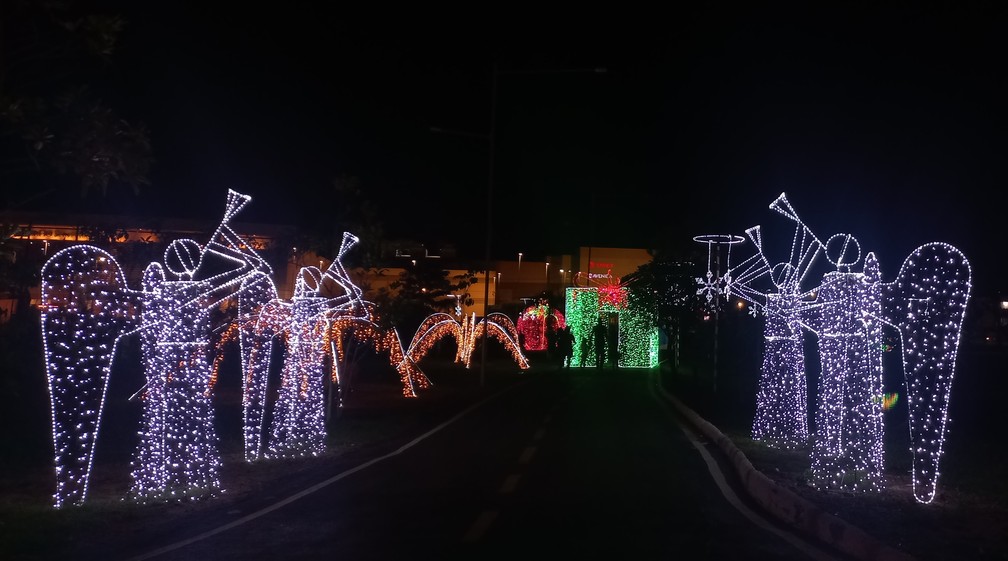 Anjos de luz compõem decoração natalina em Porto Velho — Foto: Jaíne Quele Cruz/g1