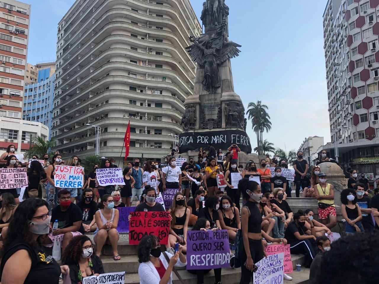 Mulheres protestam em Santos, SP, pedindo justiça por Mari Ferrer 