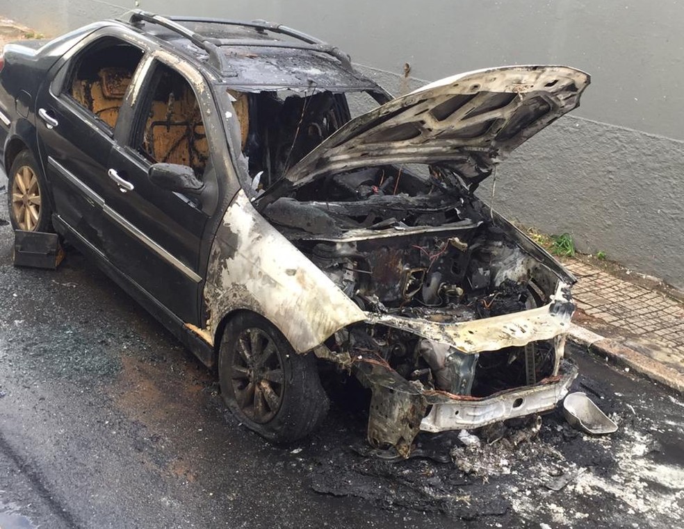 Carro ficou destruÃ­do apÃ³s pegar fogo no Centro de Itapetininga (SP) â€” Foto: Arquivo Pessoal