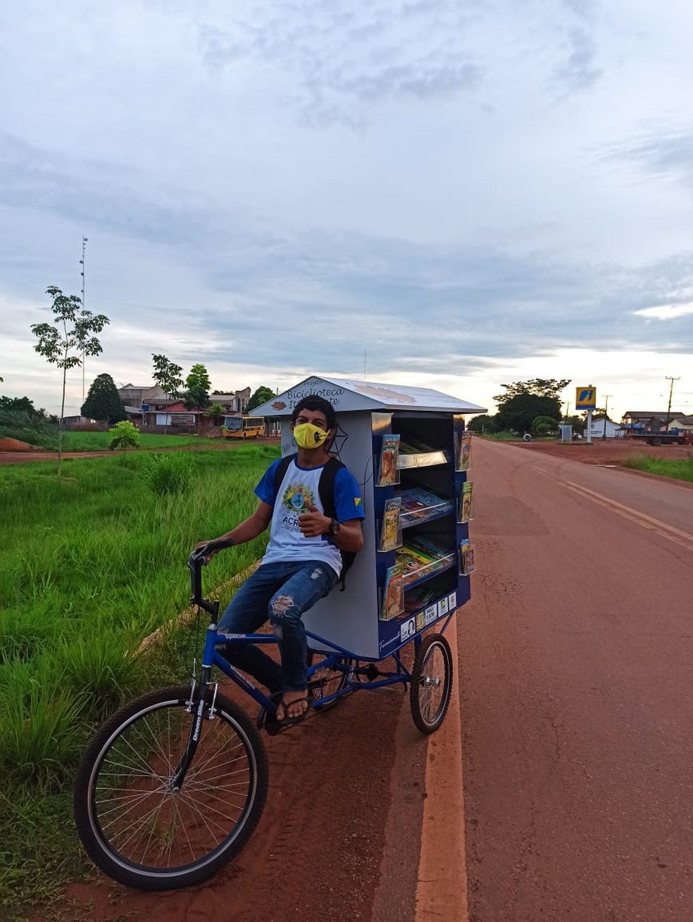 Na bicicleta, alunos entregam livros para comunidade rural no interior do estado  — Foto: Arquivo pessoal 
