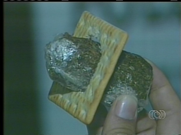 Maconha é encontrada dentro de biscoitos levados por advogado para cliente preso em Gurupi (Foto: Reprodução/TV Anhanguera TO)