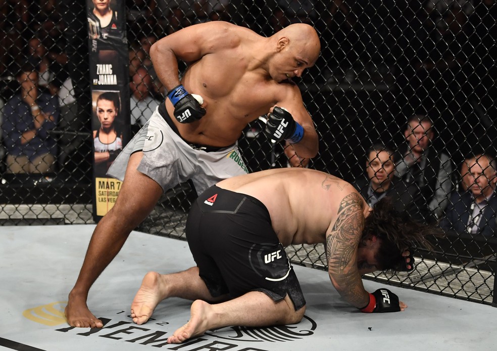 Marcos Pezão nocauteou Ben Sosoli no primeiro round no UFC Auckland — Foto: Getty Images