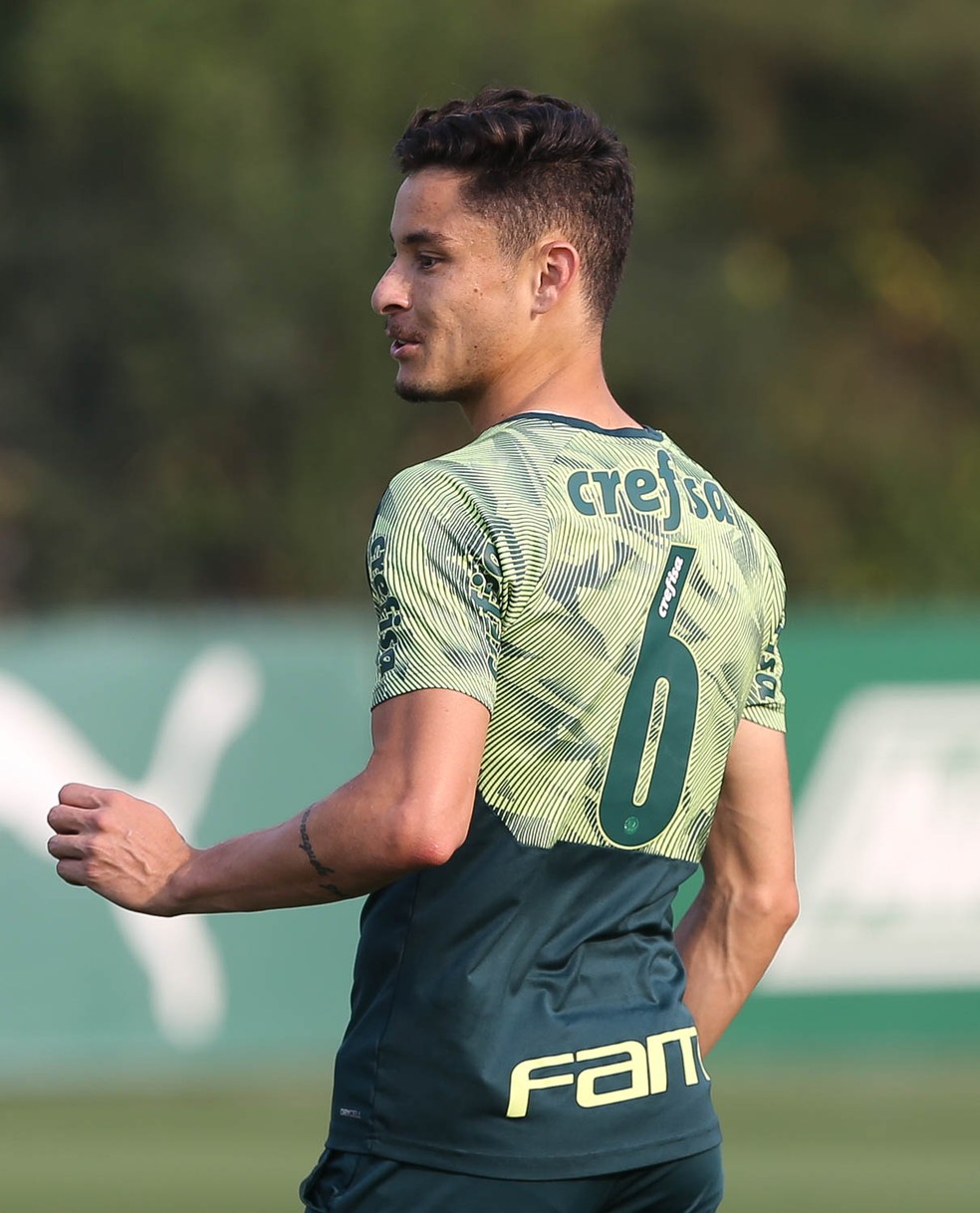 Diogo Barbosa, lateral-esquerdo do Palmeiras, no treino de quarta-feira — Foto: Cesar Greco / Ag. Palmeiras