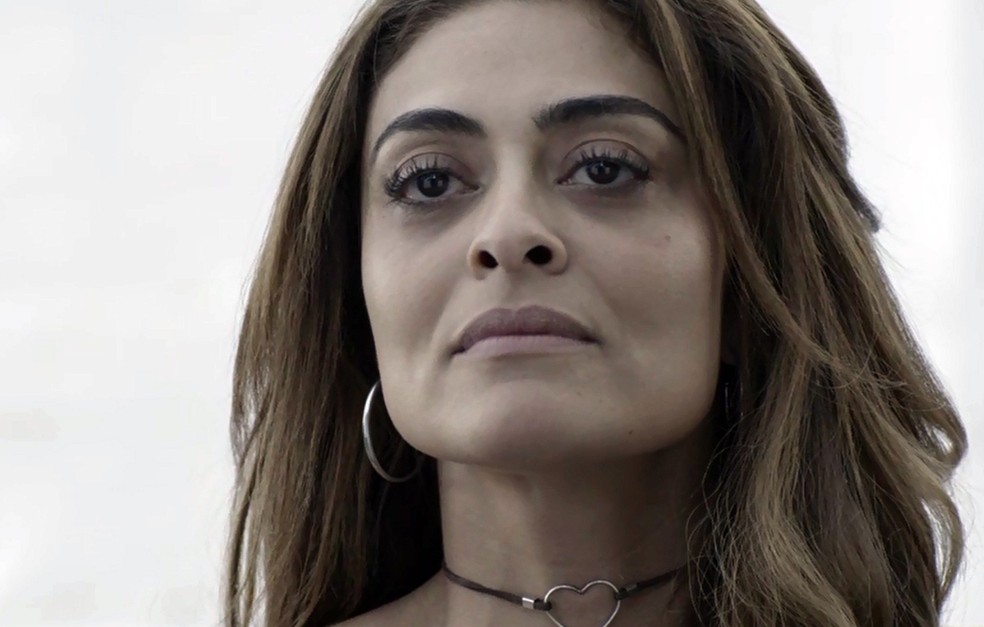 Ao chegar na comunidade, visivelmente abatida, Bibi se depara com a loirinha, que aproveita para debochar da simplicidade da Perigosa. A morena desabafa com a amiga Alessia (Hylka Maria). (Foto: TVGLOBO)