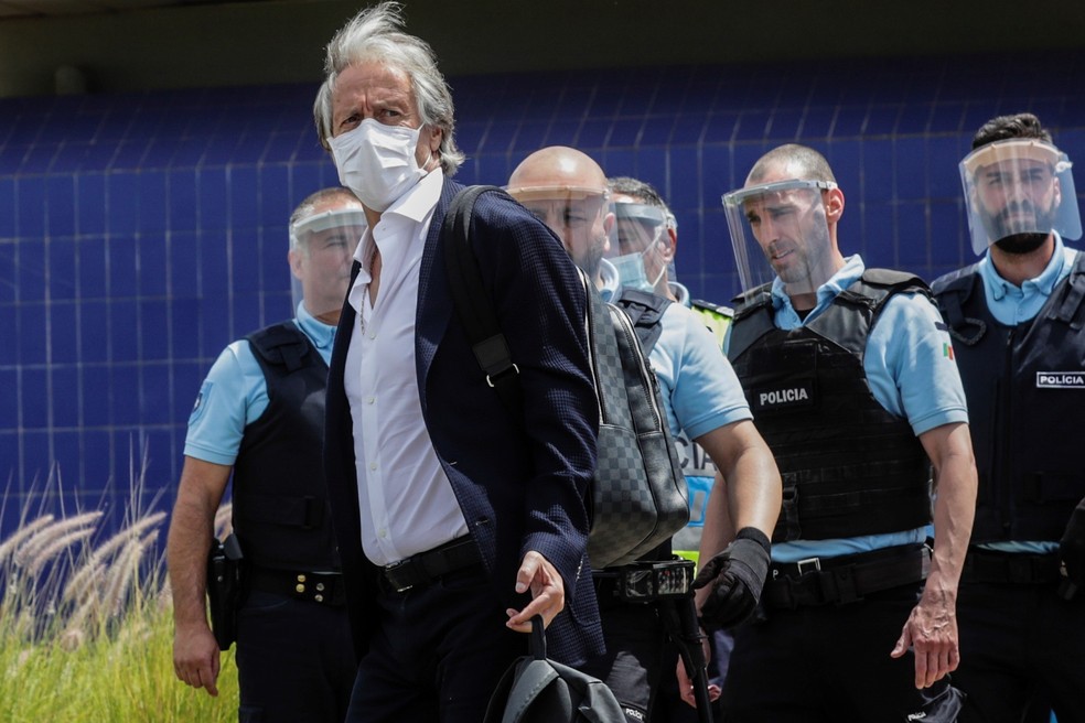 Jorge Jesus chega a Portugal seguido por policiais — Foto:  EFE/EPA/TIAGO PETINGA