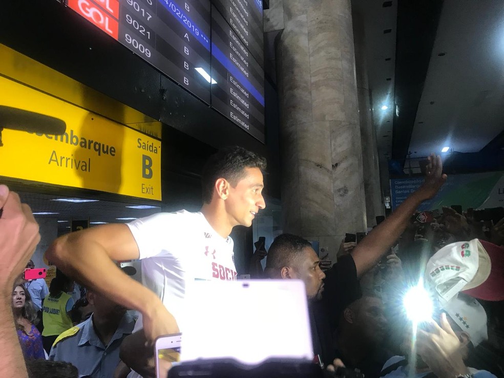 Ganso desembarca no meio da torcida tricolor no Santos Dumont â€” Foto: Amanda Kestelman / GloboEsporte.com